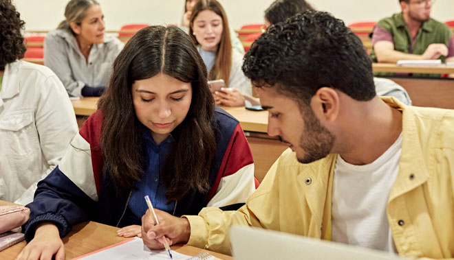 Inglês australiano estudantes em sala de aula estudando e aprendendo durante o intercâmbio