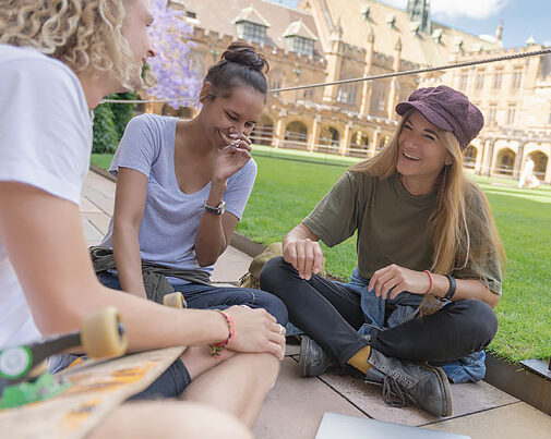 Estudantes no intercâmbio descobrindo em conversas quais as diferenças do inglês australiano