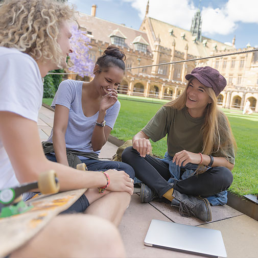 Estudantes no intercâmbio descobrindo em conversas quais as diferenças do inglês australiano