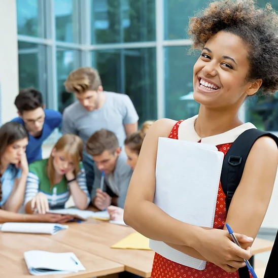 Estudante de intercâmbio com colegas ao fundo, quanto tempo é o ideal para uma viagem de estudos?