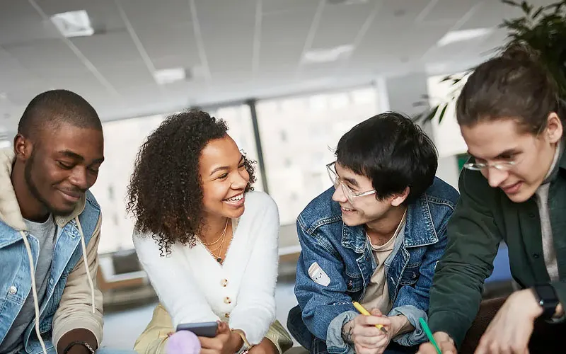 Estudantes de intercâmbio praticando inglês