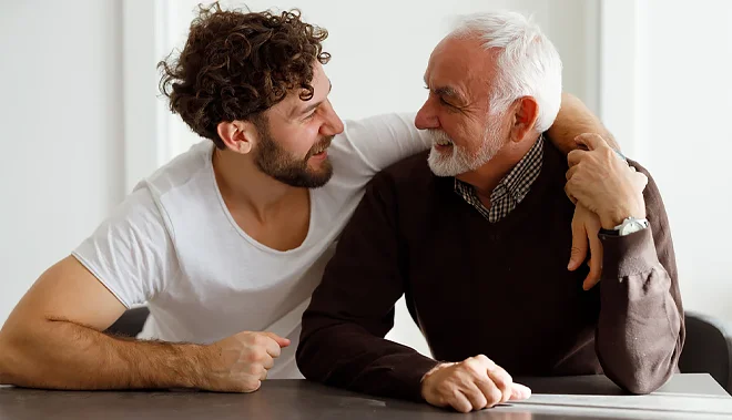 Jovem e pai conversando sobre fazerem um intercâmbio