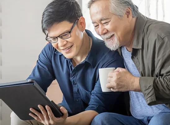 Pai e filho juntos conversando sobre fazerem intercâmbio