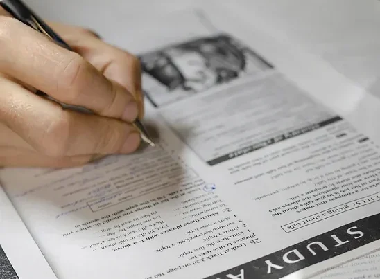 Futuro intercambista fazendo um teste de proficiência em inglês