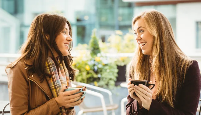 Estudantes de intercâmbio em conversa cotidiana